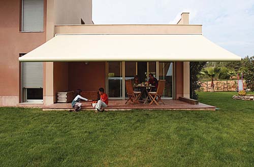 Un toldo para la terraza es una manera ideal para ganar espacios exteriores y confortables.